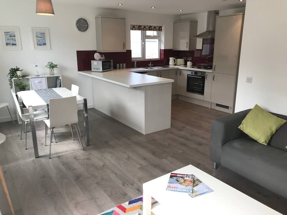 Beautiful Refurbished Home - Short Walk to the Beach