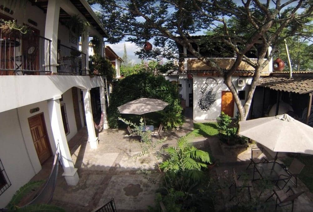 Jardin Cafe Restaurant & Hostel