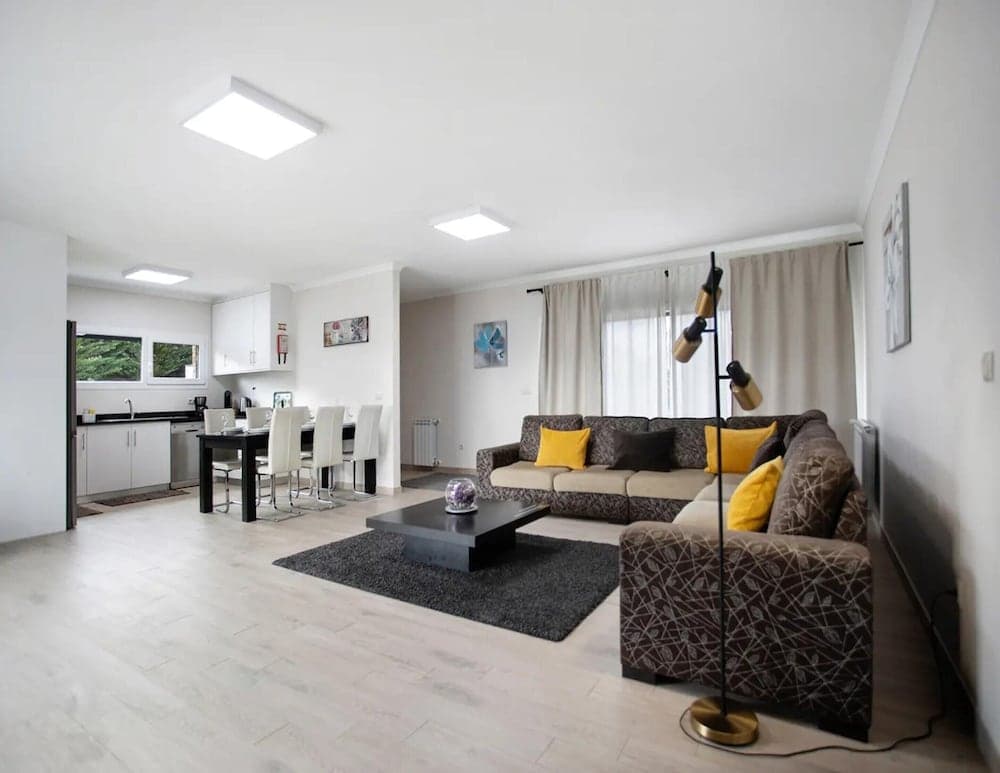 Alluring Villa in Salir de Matos near Coast