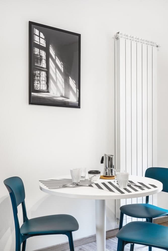 JOIVY Bright Apartment in De Angeli near Subway