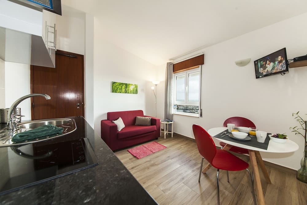 A38 - Rising Sun Top-Floor Flat