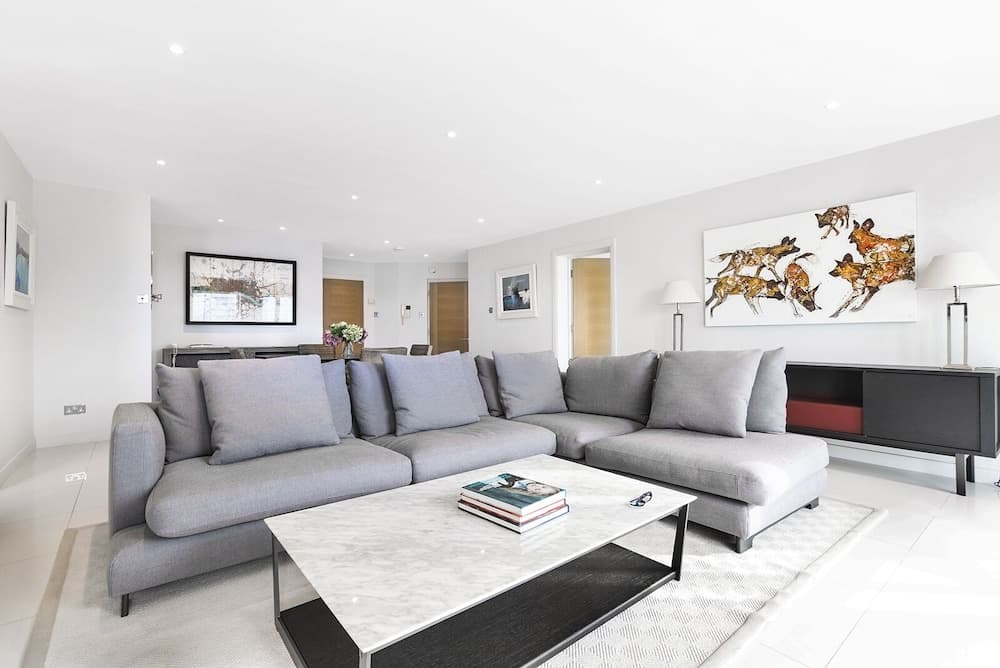 Supererior Modern Riverside Fulham Apartment With Balcony and 2 Parking Spaces