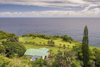 Hale Hamakua 3 Bedroom Home by RedAwning