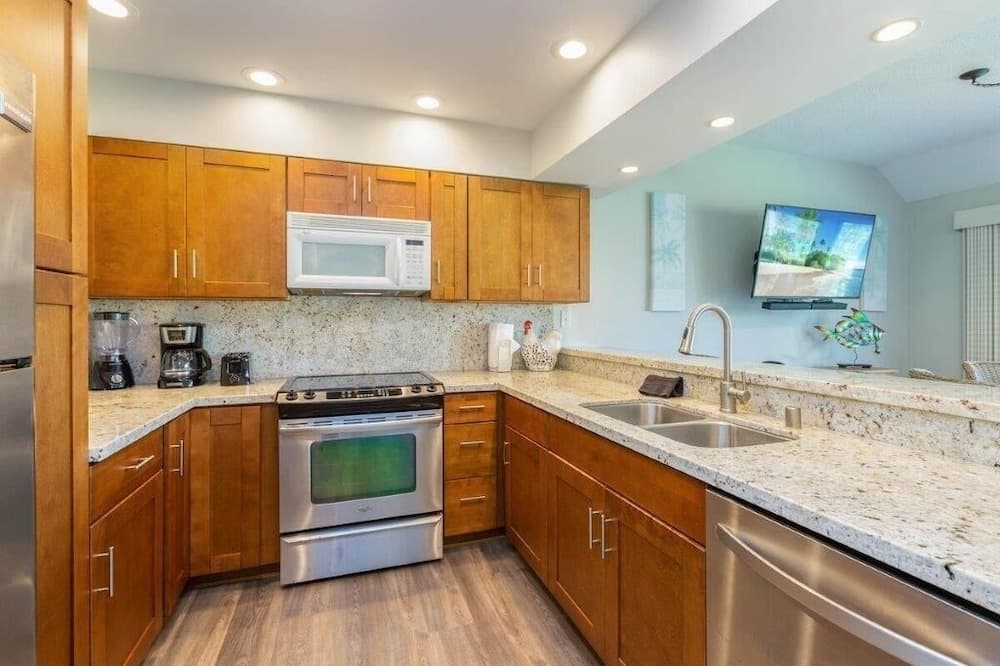 Lae Nani 333, Oceanview, Renovated And Gated 1 Bedroom Condo by RedAwning