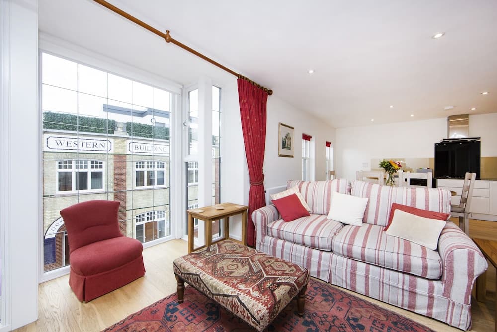 Up-market one Bedroom Apartment Just Minutes From the River Thames. Broughton rd