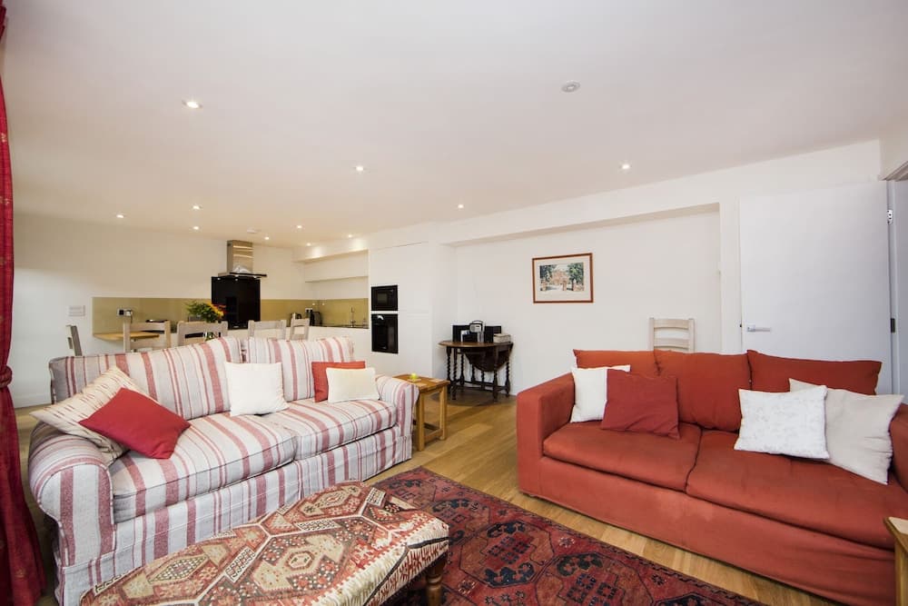 Up-market one Bedroom Apartment Just Minutes From the River Thames. Broughton rd