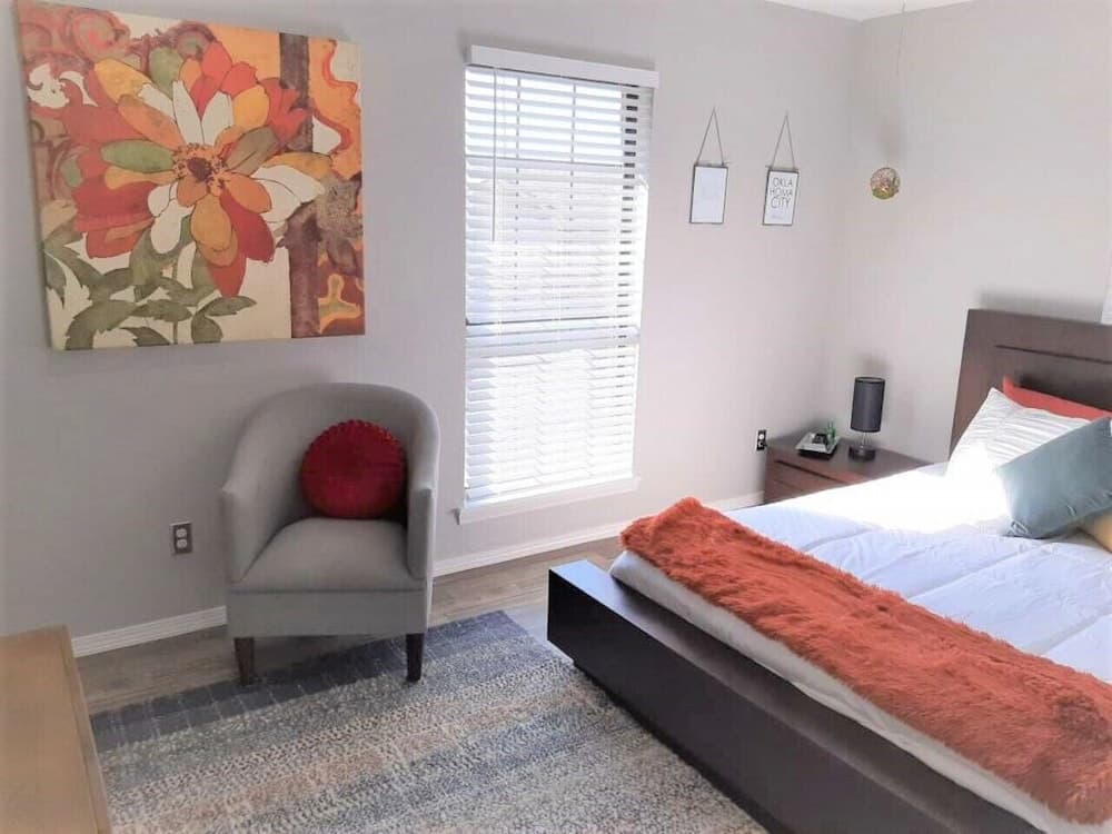 Private Bedroom Suite - Communal House near Integris Private