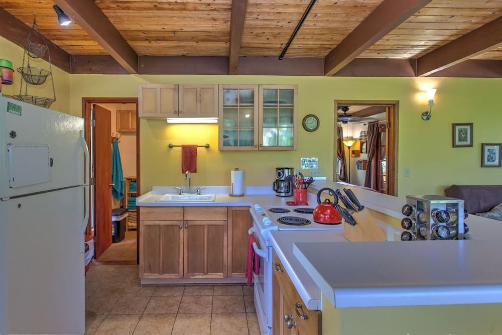 Kehena Treetop 1 Bedroom Home by RedAwning