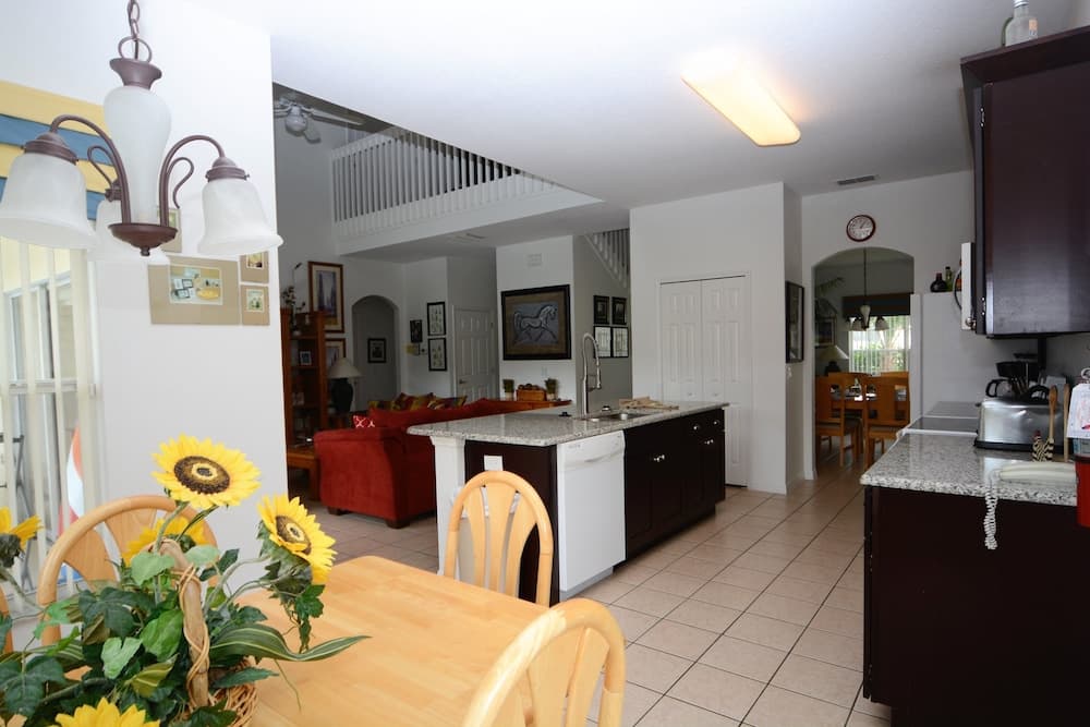 4648 5- Bdrm'slake Views Facing Poolwater View