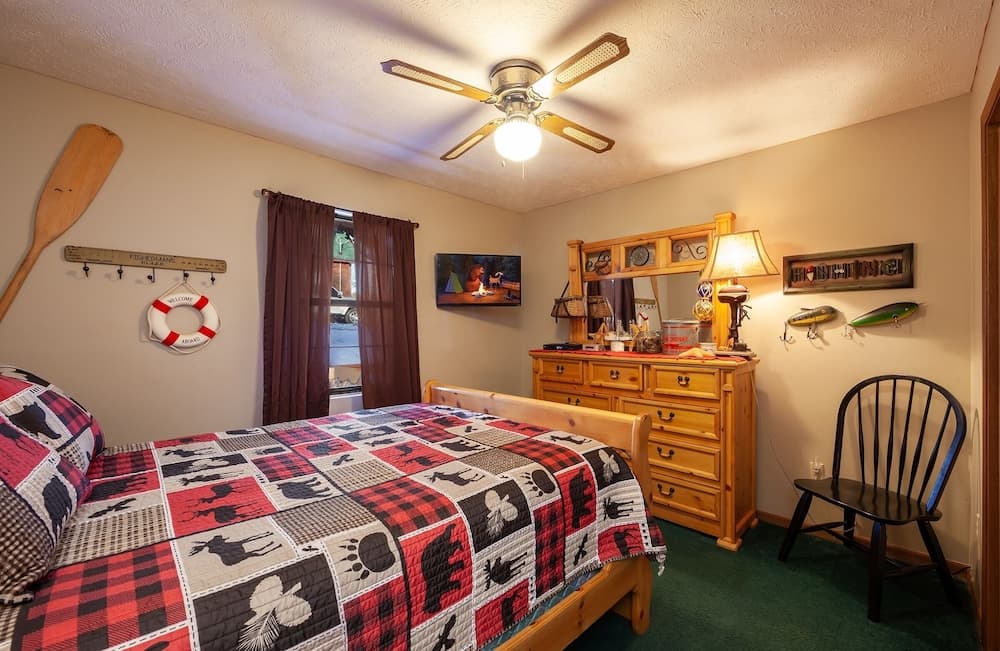 Bearfootin' 3 Bedroom Cabin by RedAwning