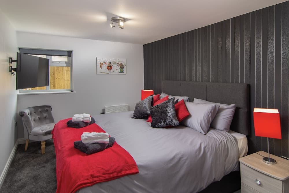 2 Bedrooms Sleeps 7 Near Top Blackpool Attractions