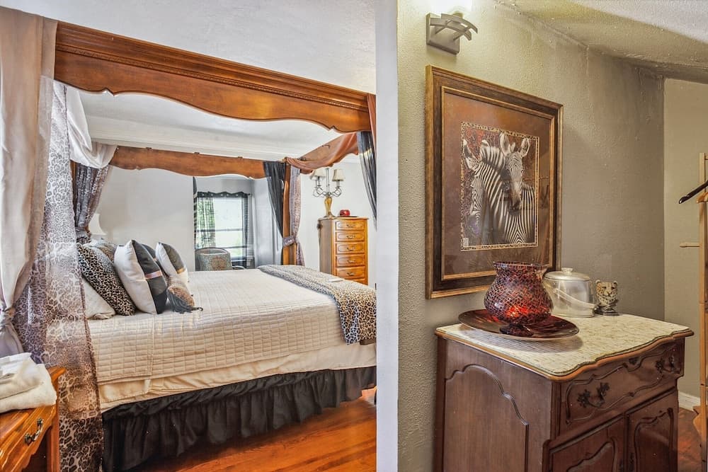 The Old Downtown Historic Grand Prairie House 4 Bedroom Home by RedAwning