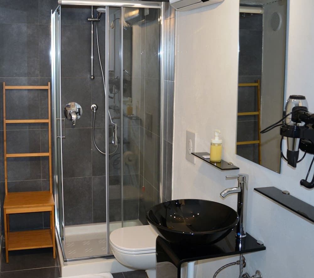 Ground Floor Near Beaches and Center Town