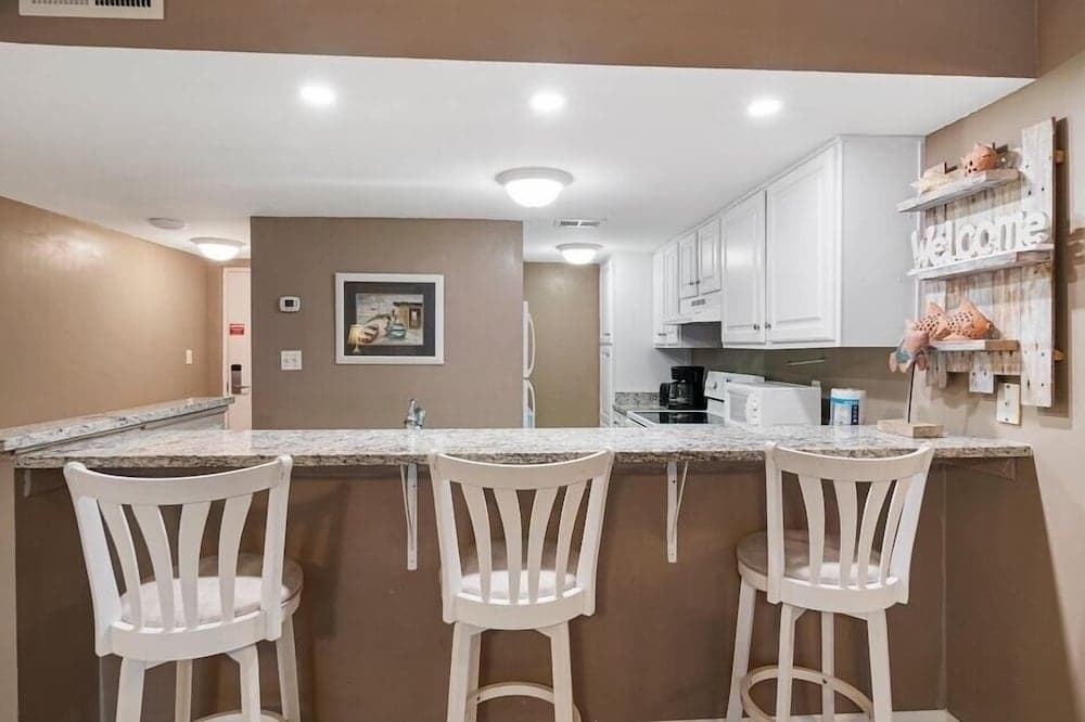 Sugar Beach 257 2 Bedroom Condo by Redawning