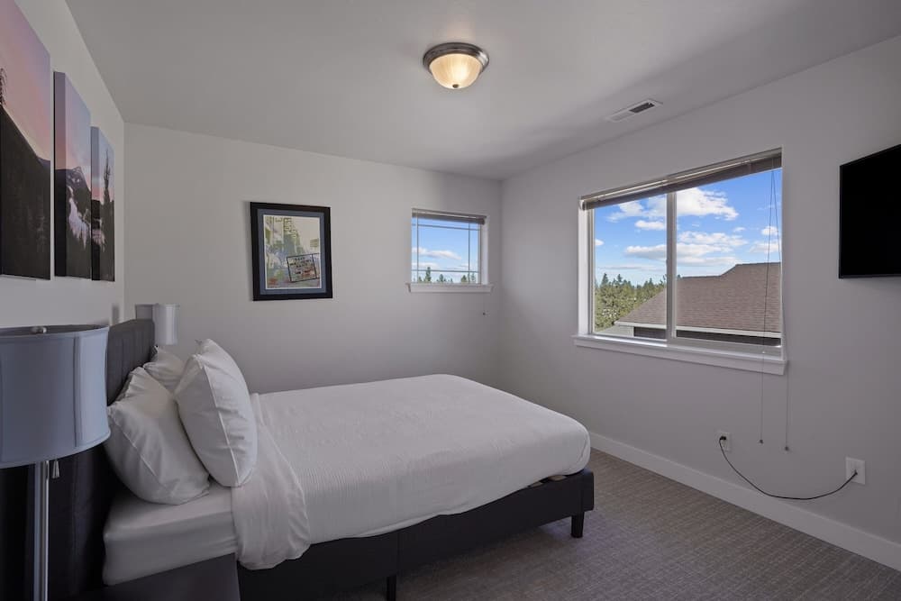 Flagline Trail 5 Bedroom Home by RedAwning