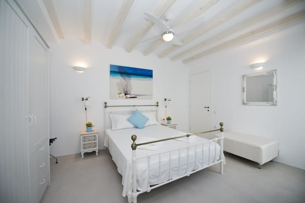 Nephiria's Villa Danelina next to Ornos&Psarou beach