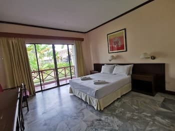 OYO 89972 Borneo Paradise Beach Hotel