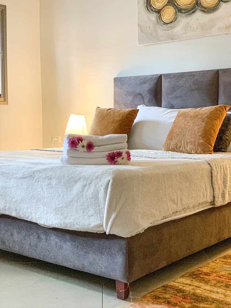 Modern Downtown 3BR by Ahlan Hospitality