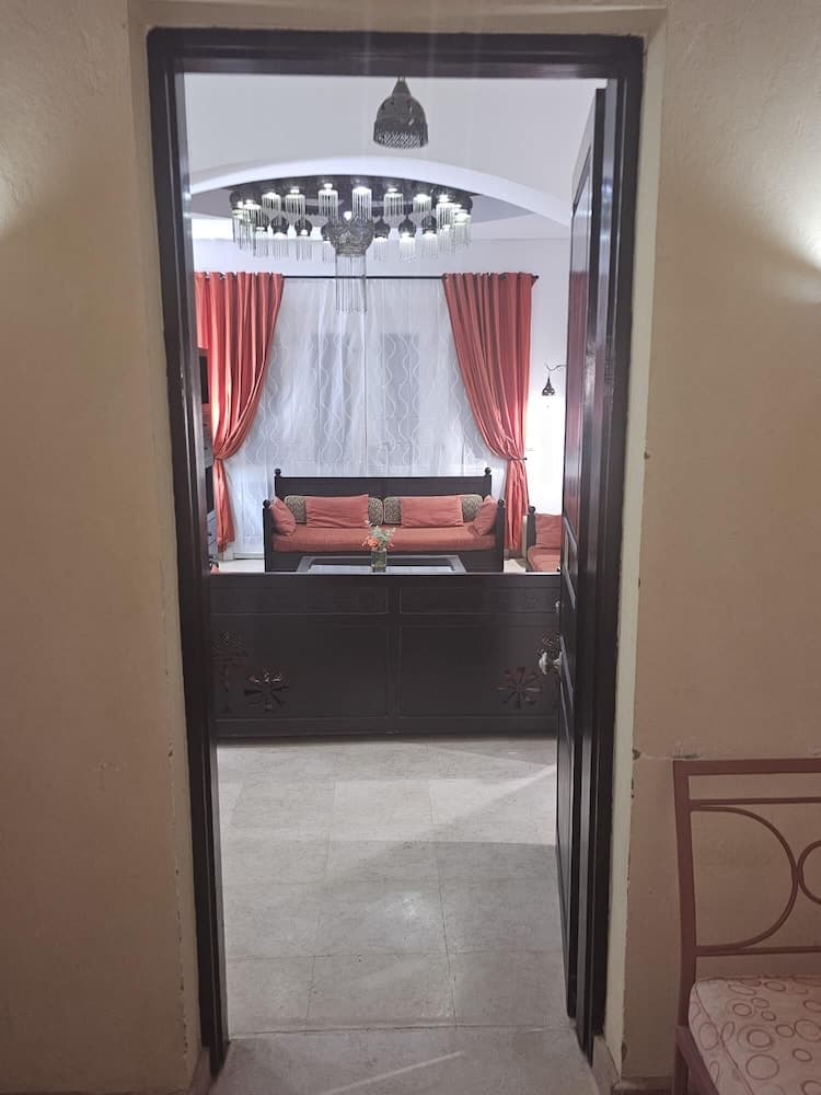 Villa - Sleeps 6 - Heated Pool - Garden - Parking