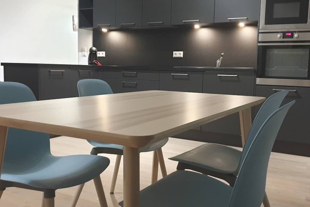 Modern 3 Beds In Convenient Location - Parking