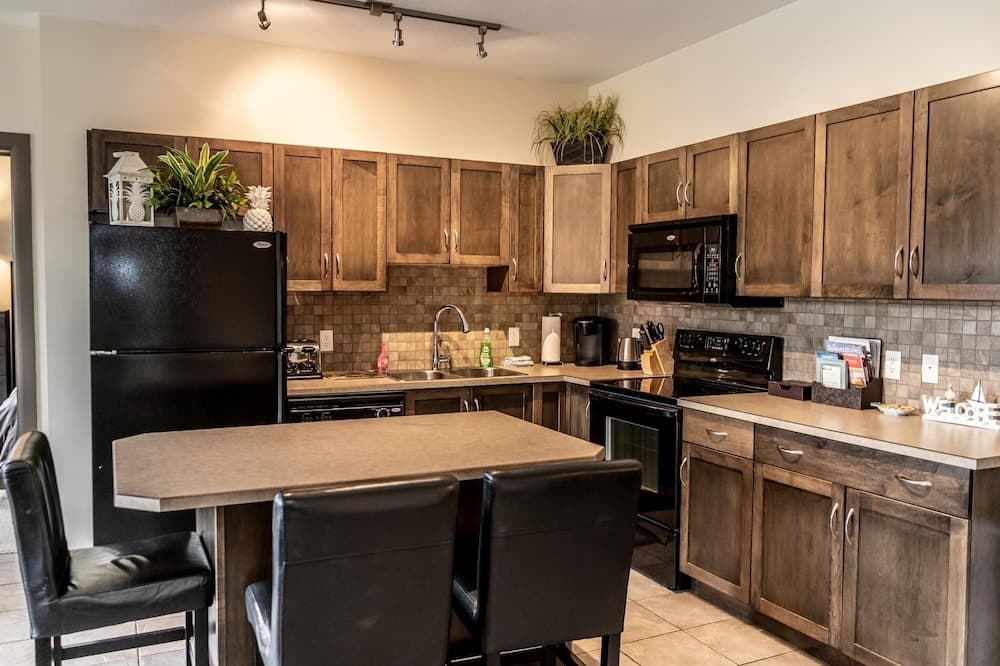 2 Bed 2 Bath Corner Unit Overlooking Pool #501