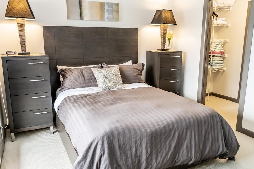 2 Bed 2 Bath Corner Unit Overlooking Pool #501