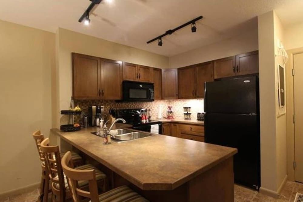 Tranquil Apartment Overlooking Creek #244