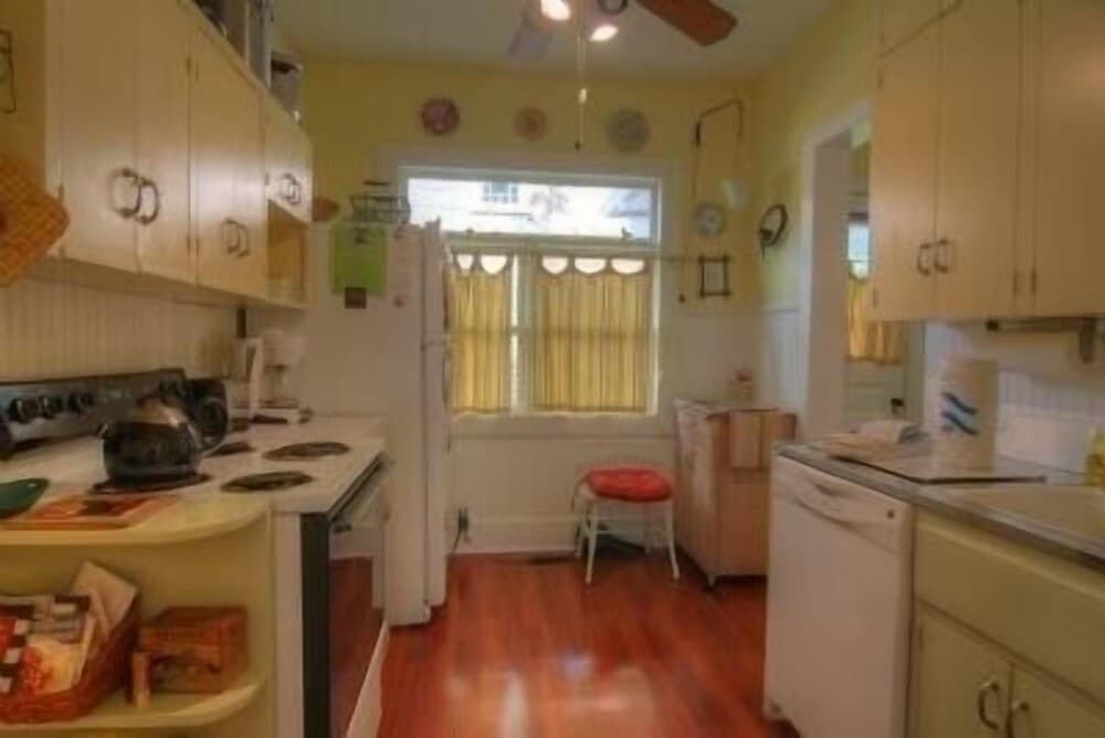 39 Scott 5 Bedroom Home by Redawning