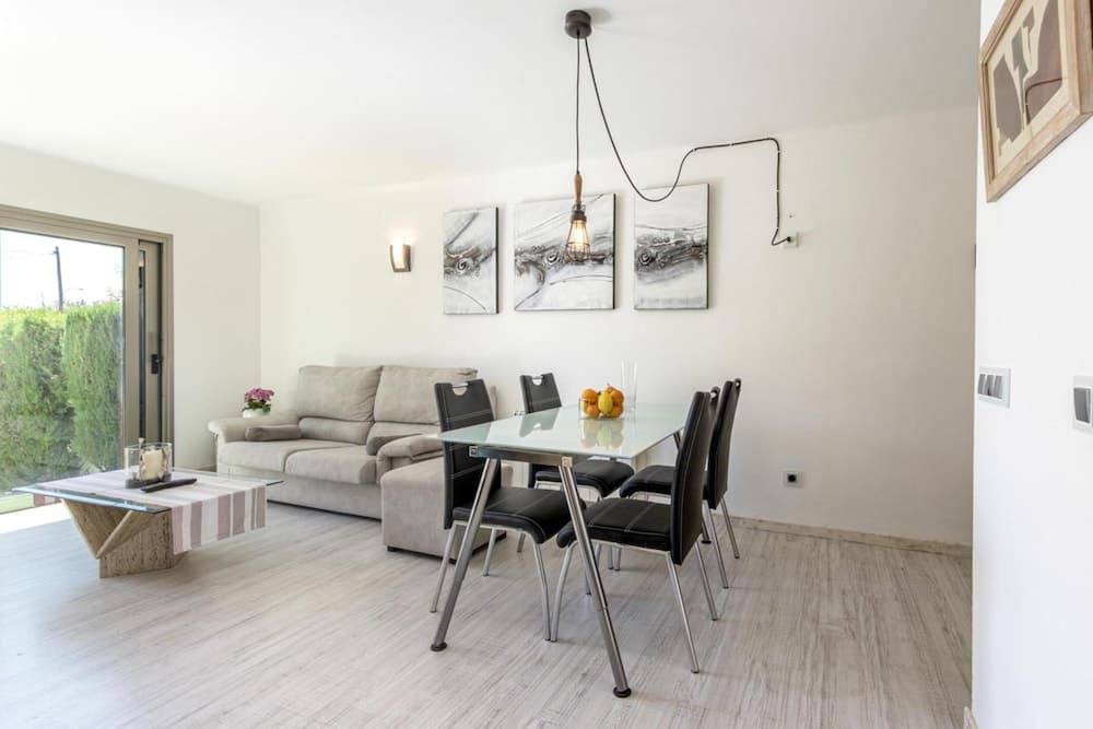 Apartment - 2 Bedrooms with Pool and WiFi - 107876