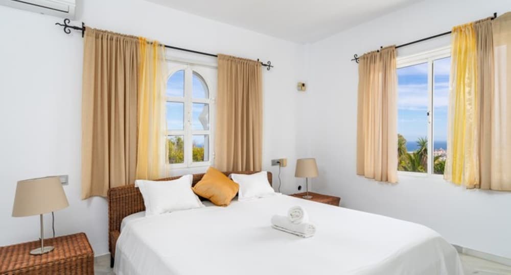 Villa - 4 Bedrooms with Pool, WiFi and Sea views - 107886