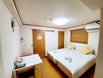 Hosei Apartment 201