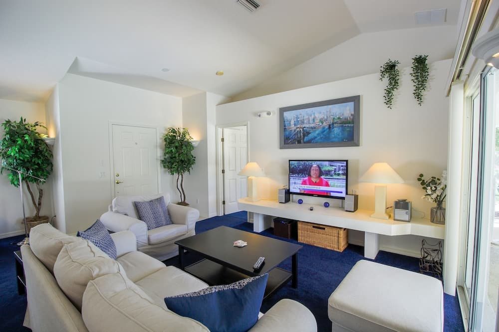 Gorgeous Vacation Ciska 3 Bedroom Home by RedAwning