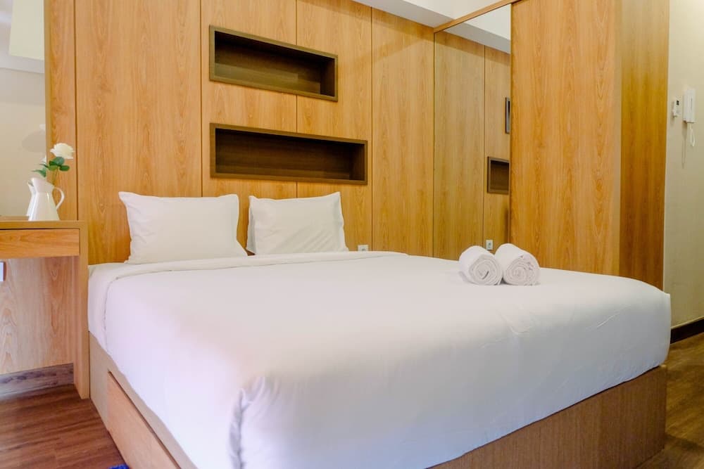 Warm Design Studio Apartment at Casa De Parco