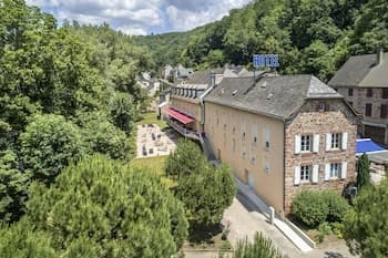 Logis Hôtel Restaurant Les 2 Rives - A75, en bordure de rivière