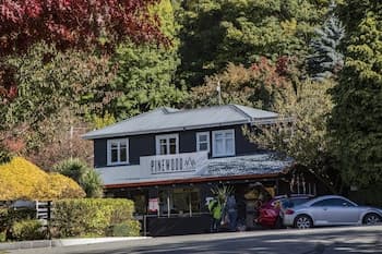 Pinewood Lodge - Hostel