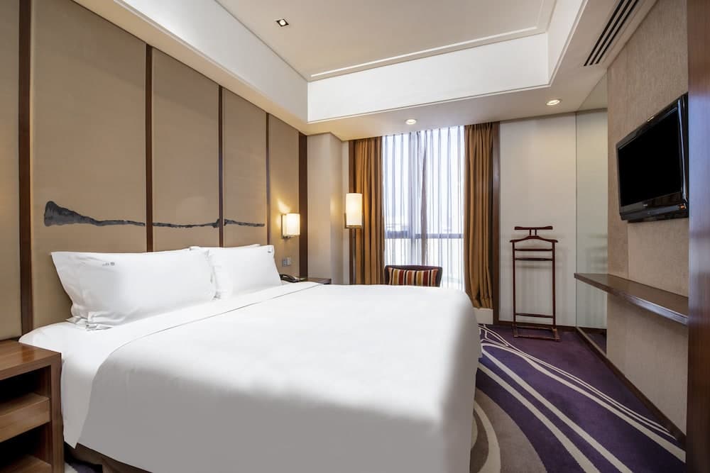 Holiday Inn Qingdao City Centre by IHG