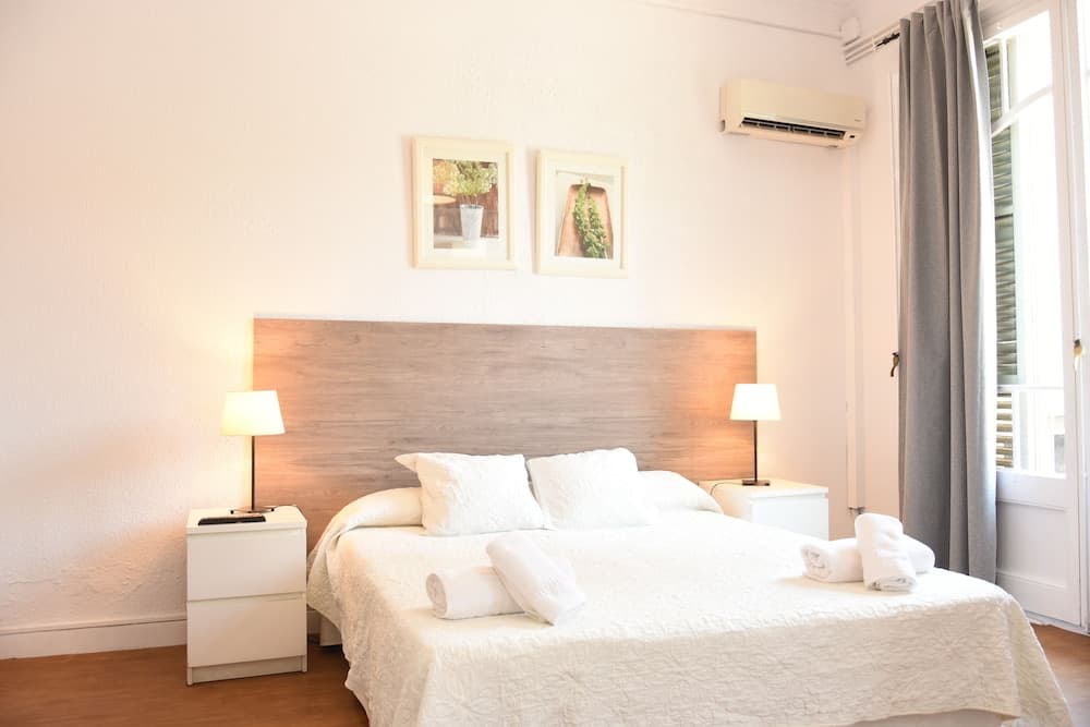 Ally's Guest House Barcelona B&B