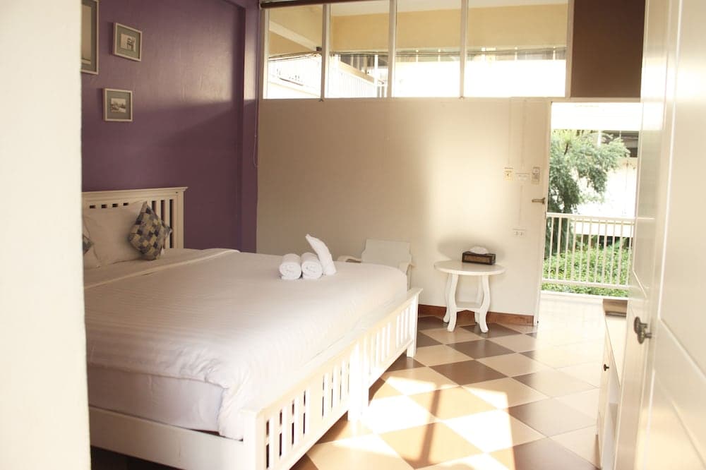 Feung Nakorn Balcony Rooms and Cafe