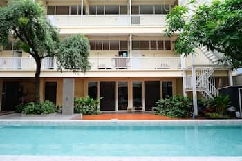 Feung Nakorn Balcony Rooms and Cafe