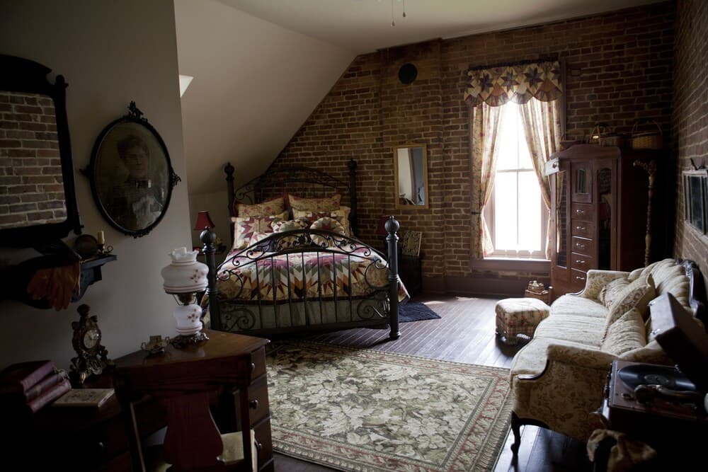 Main Street Bed & Breakfast Established in 1810