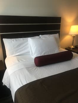 Super 8 by Wyndham Saskatoon Near Downtown