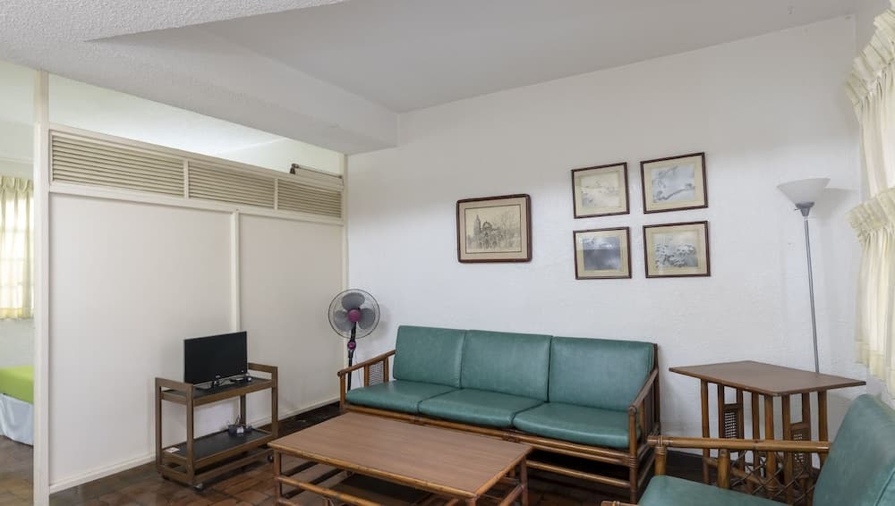 Broadway Court Apartelle