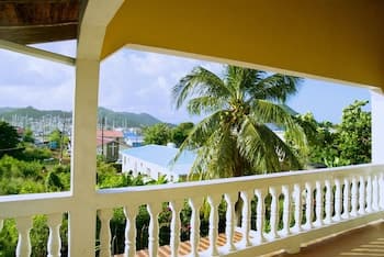 Tropical Breeze Guesthouse and Furnished Apartments