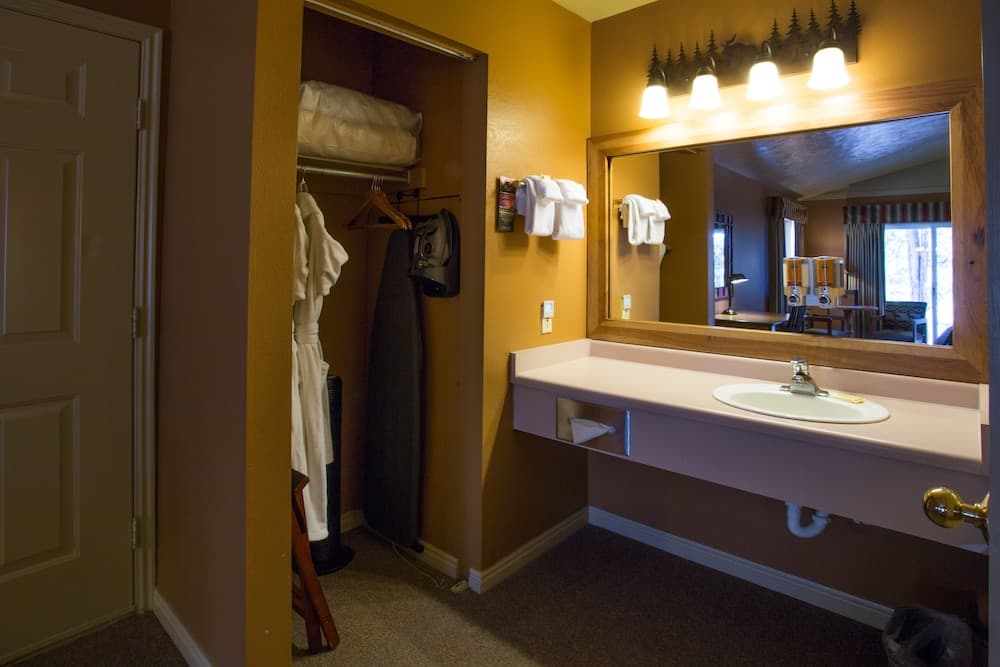 Headwaters Lodge & Cabins at Flagg Ranch