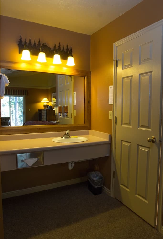 Headwaters Lodge & Cabins at Flagg Ranch