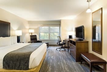 Clubhouse Hotel & Suites Pierre