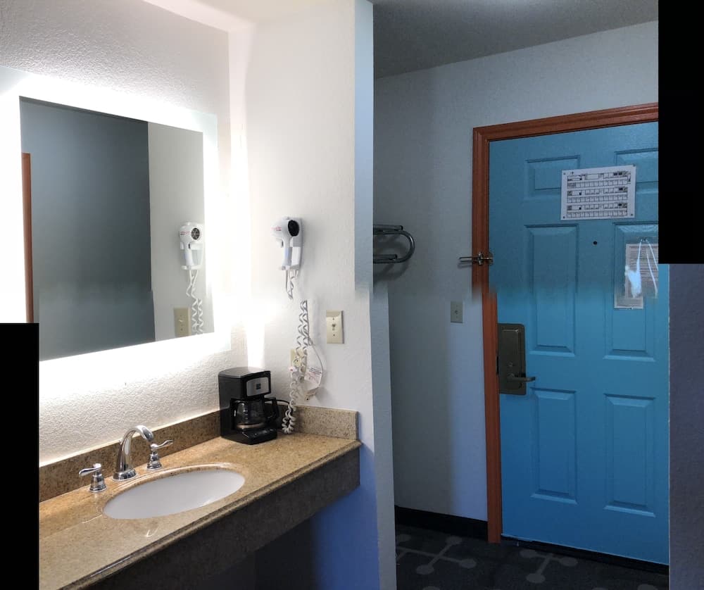 Howard Johnson by Wyndham Lubbock TX