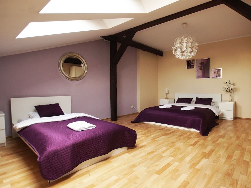 Blooms Inn & Apartments