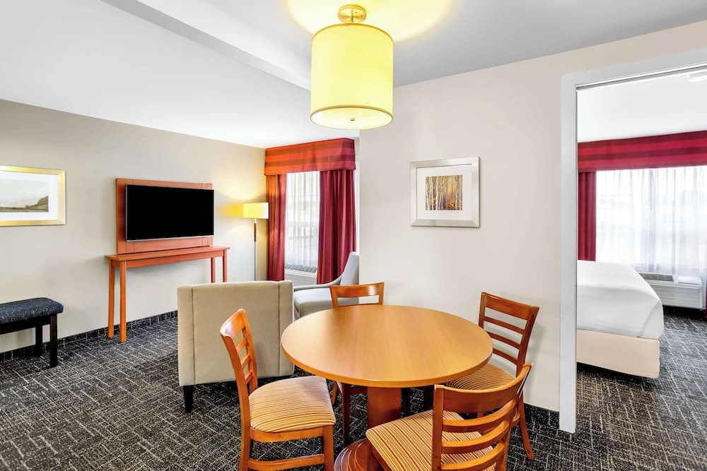 Best Western Thompson Hotel & Suites