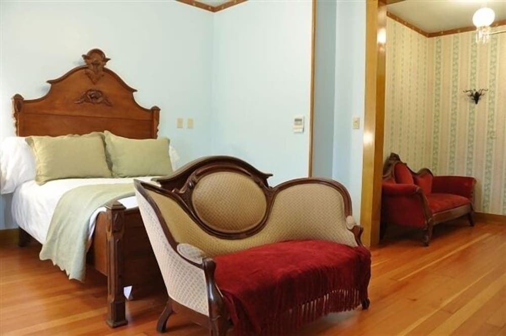 Cosmopolitan Hotel & Restaurant